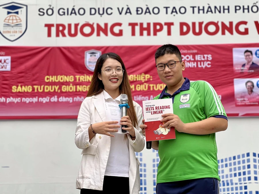 Phần quà DOL English gửi tặng các bạn học sinh THPT Dương Văn Thì.