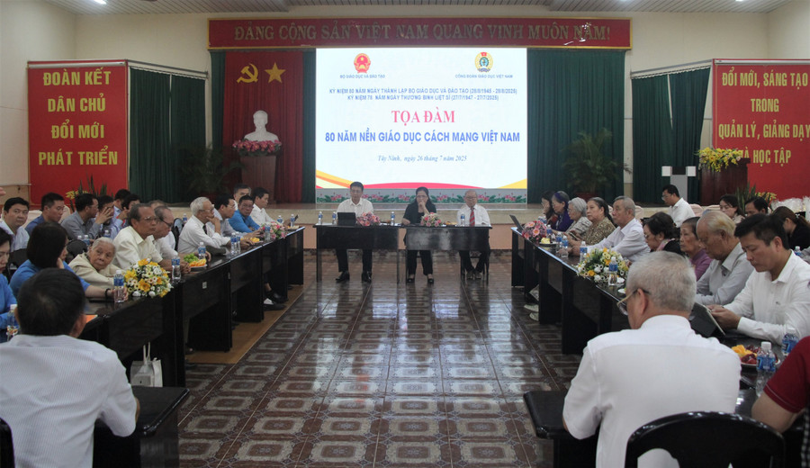Toàn cảnh buổi tọa đàm. toa-dam-80-nam-ngay-nha-giao-3.jpg