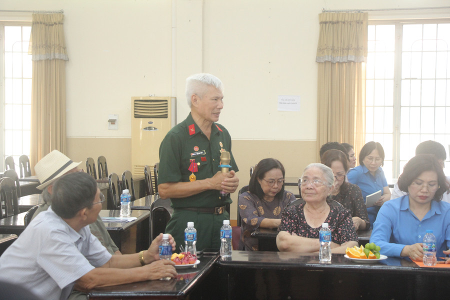 Các nhà giáo lão thành chia sẻ tại tọa đàm. toa-dam-80-nam-ngay-nha-giao-1.jpg