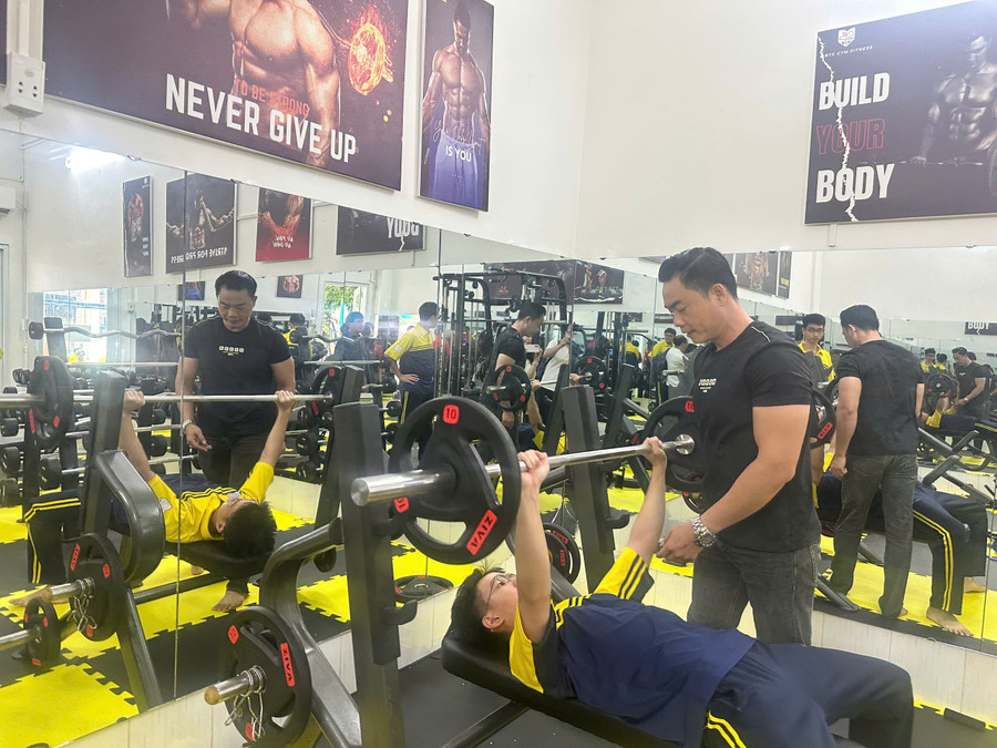 Học sinh được Gymer Hà Minh Đức hướng dẫn tập Gym.