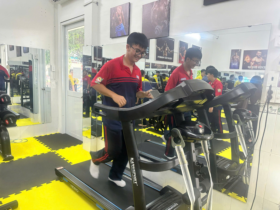 Học sinh Trường THPT Bùi Thị Xuân thích thú với CLB Gym. day-chuong-trinh-nha-truong-mien-phi-1.jpg