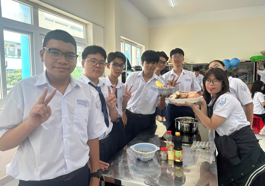 Phòng học nấu ăn Trường THPT Bùi Thị Xuân được trang bị đầy đủ vật dụng, thiết bị. day-chuong-trinh-nha-truong-mien-phi-4.jpg
