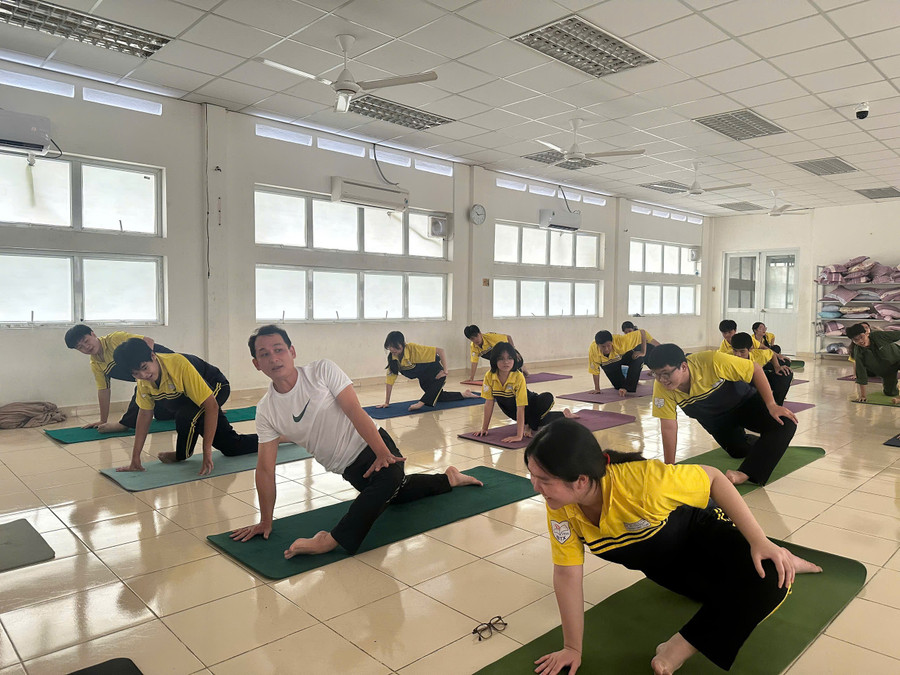 Lớp Yoga do huấn luyện viên Võ Hồ An giảng dạy. day-chuong-trinh-nha-truong-mien-phi-2.jpg