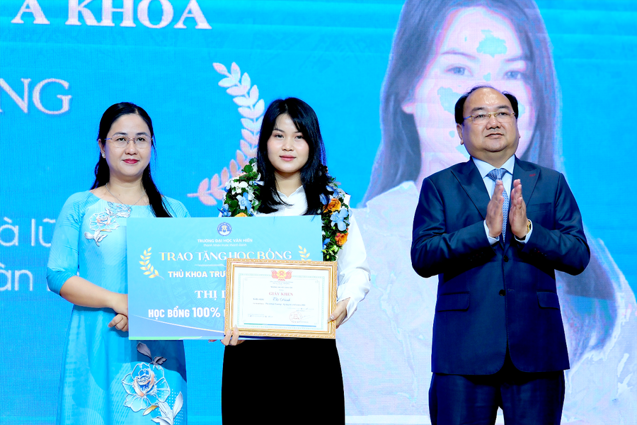 Vinh danh thí sinh đạt thủ khoa đầu vào cấp trường được miễn 100% học phí toàn khóa, đẩy mạnh đầu tư nguồn lực giáo dục, phát triển tài năng. 2.png