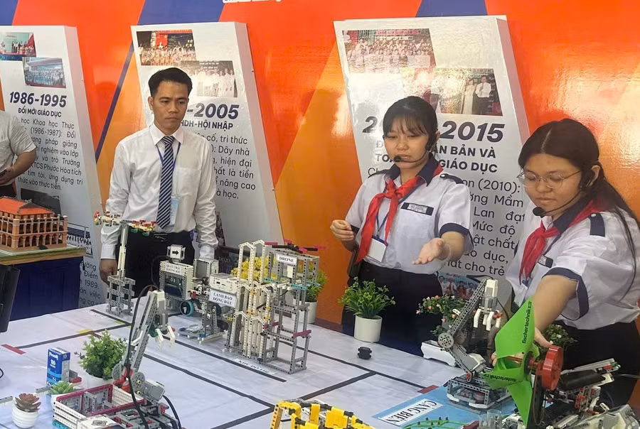 Học sinh tham gia ngày hội 50 năm ngành GD&ĐT TPHCM.