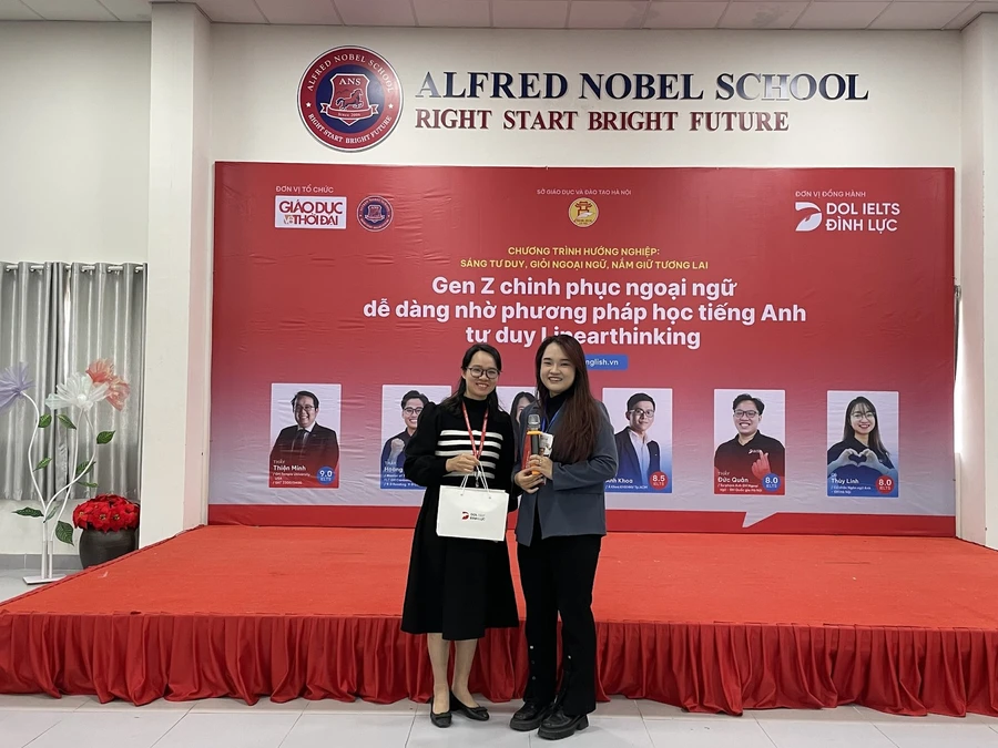 Cô Trịnh Mai Trang - Đại diện DOL IELTS Đình Lực và Ban Giám Hiệu trường THCS Alfred Nobel.