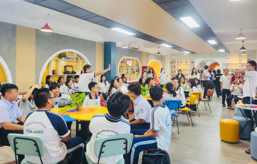 Các em lớp chuyên địa sinh hoạt bộ môn chuyên tại thư viện thông minh của trường. attzvx48ql6xeuyyi0bcgod1dvgttr-unoz5mudic401pe.jpg