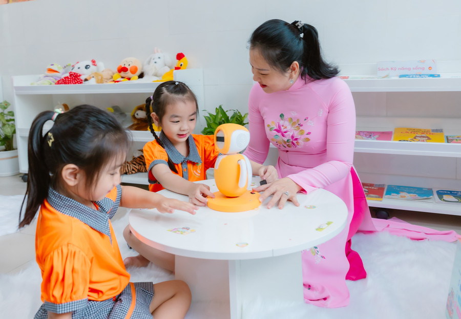 Trẻ hào hứng trải nghiệm tại Thư viện số. thu-vien-so-1.jpg