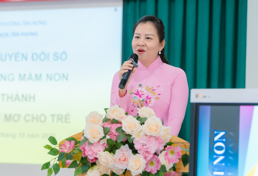 Bà Phạm Bảo Hạnh phát biểu tại buổi lễ khánh thành. thu-vien-so-3.jpg