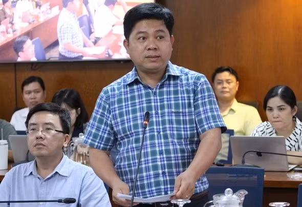 Ông Hồ Tấn Minh, Chánh văn phòng Sở GD&ĐT TPHCM thông tin tại buổi họp.