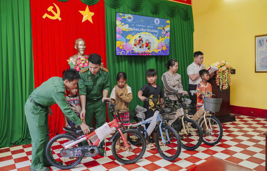 Đồn Biên phòng Tuyên Bình tặng xe đạp cho trẻ có hoàn cảnh khó khăn trên địa bàn.