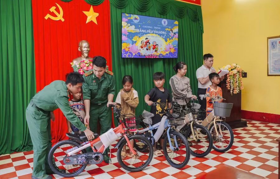 Đồn Biên phòng Tuyên Bình tặng xe đạp cho trẻ có hoàn cảnh khó khăn trên địa bàn.