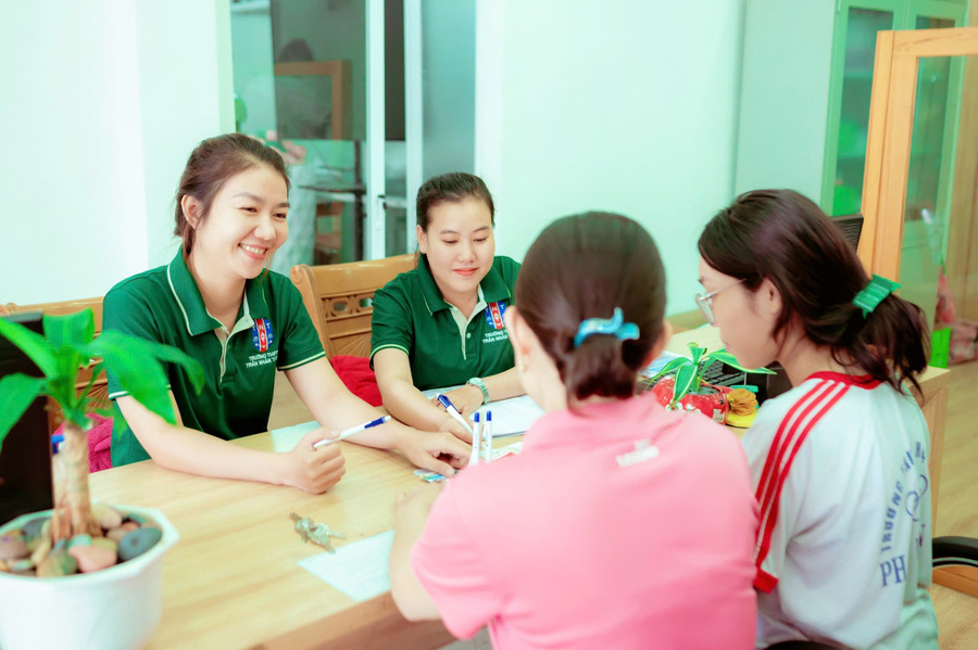 Bộ phận tuyển sinh Trường THPT Trần Nhân Tông (quận Bình Tân) tư vấn cho phụ huynh và học sinh.
