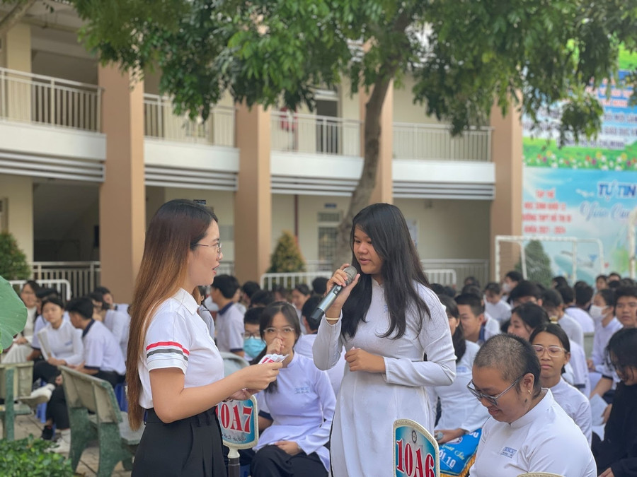 Học sinh trường THPT Hồ Thị Bi giao lưu cùng cô Ngọc Anh. 2.jpg