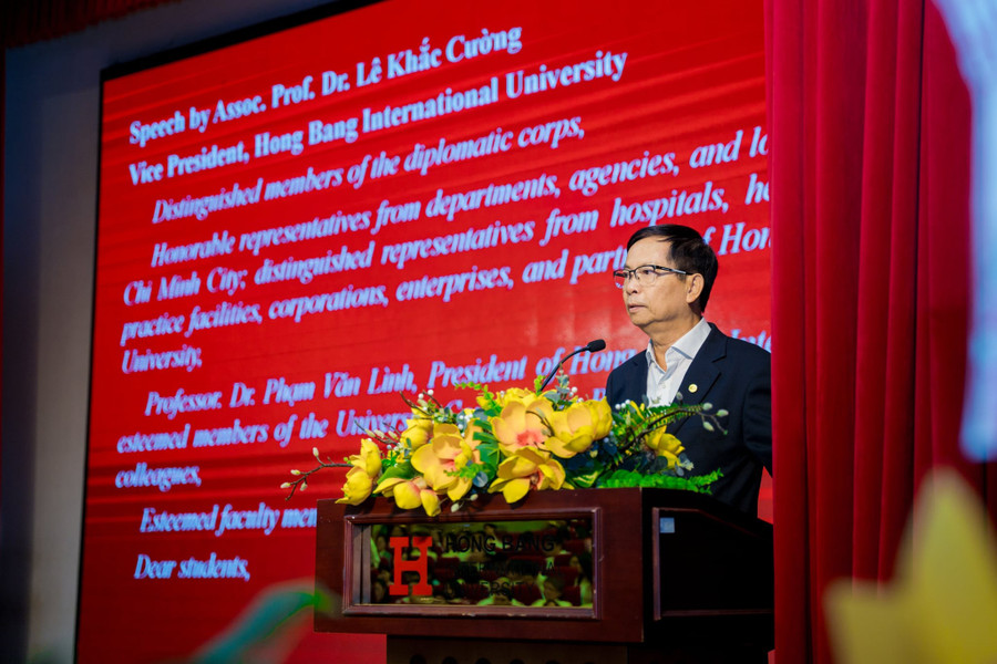 PGS.TS Lê Khắc Cường – Phó Hiệu trưởng Trường Đại học Quốc tế Hồng Bàng (HIU) phát biểu chào mừng, gửi gắm thông điệp “Lead Your Way – Lead Your Future” đến thế hệ sinh viên mới. attw1d4uap2w7ecn8rugpwx4zgtjt5ckqv-yof15a0p05s.jpg