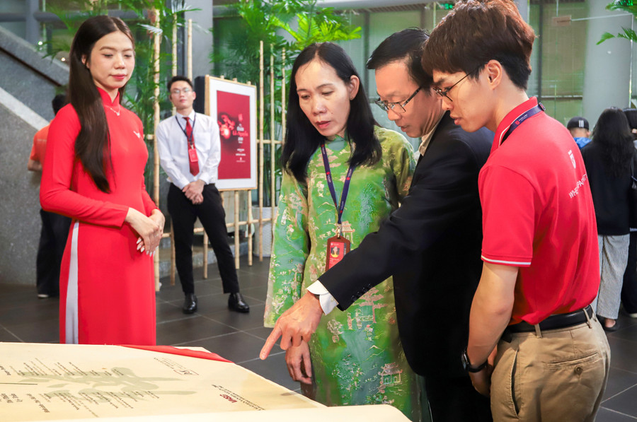 Đại biểu tham quan triễn lãm. tho-thien-co-dien-viet-nam-1.jpg