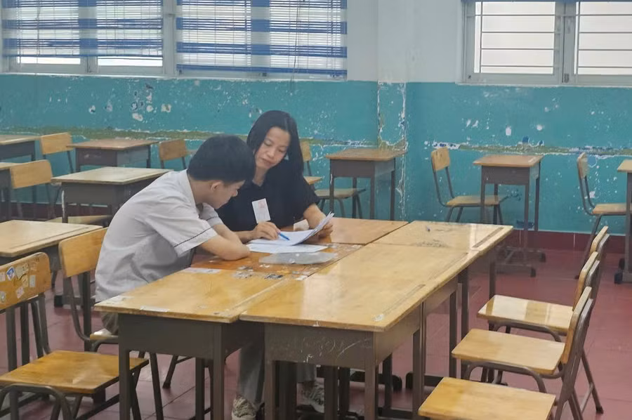 Cán bộ coi thi phổ biến quy chế cho Gia Lâm.