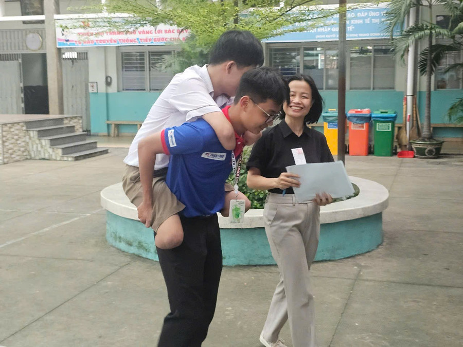 Tình nguyện viên hỗ trợ Gia Lâm trong ngày làm thủ tục dự thi 25/6.