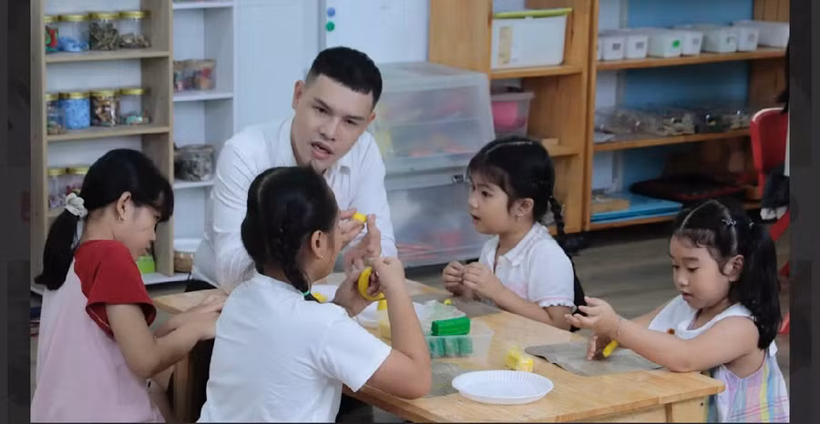 Thầy Lê Công Sự luôn được trẻ Mầm non quý mến. Ảnh: NVCC.