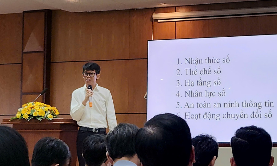 Ông Nguyễn Hà Nguyên, Phó Chánh văn phòng Sở GD&ĐT TPHCM chia sẻ tại hội nghị. chuyen-doi-so.jpg