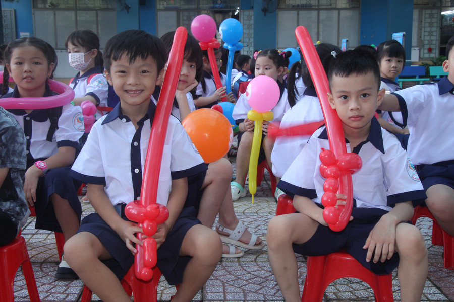 Học sinh lớp 1, Trường tiểu học Nguyễn Thanh Tuyền vui tươi trong ngày đầu đến trường.