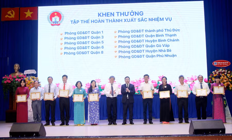 Các tập thể nhận khen thưởng.