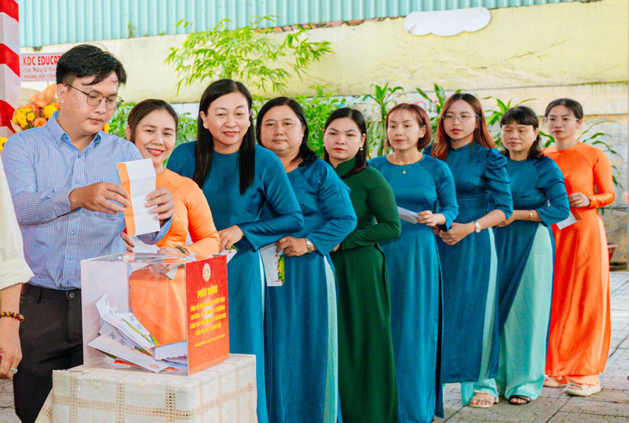 Trường học TPHCM phát động ủng hộ đồng bào bị thiệt hại do mưa lũ ở các địa phương khu vực miền núi trung du Bắc bộ và Bắc Trung bộ.