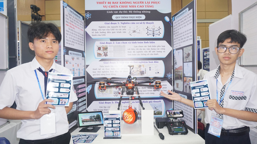Dự án thiết bị bay không người lái của học sinh Trường THPT Bình Chánh.