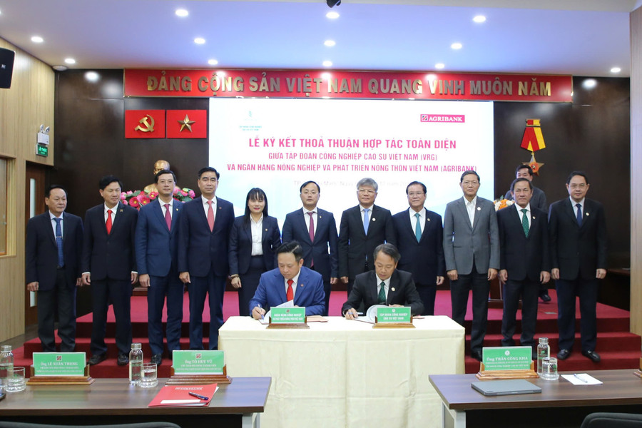 Ông Hoàng Minh Ngọc - Phó Tổng Giám đốc Agribank và ông Phạm Văn Hỏi Em - Phó Tổng Giám đốc VRG ký kết Thỏa thuận hợp tác toàn diện