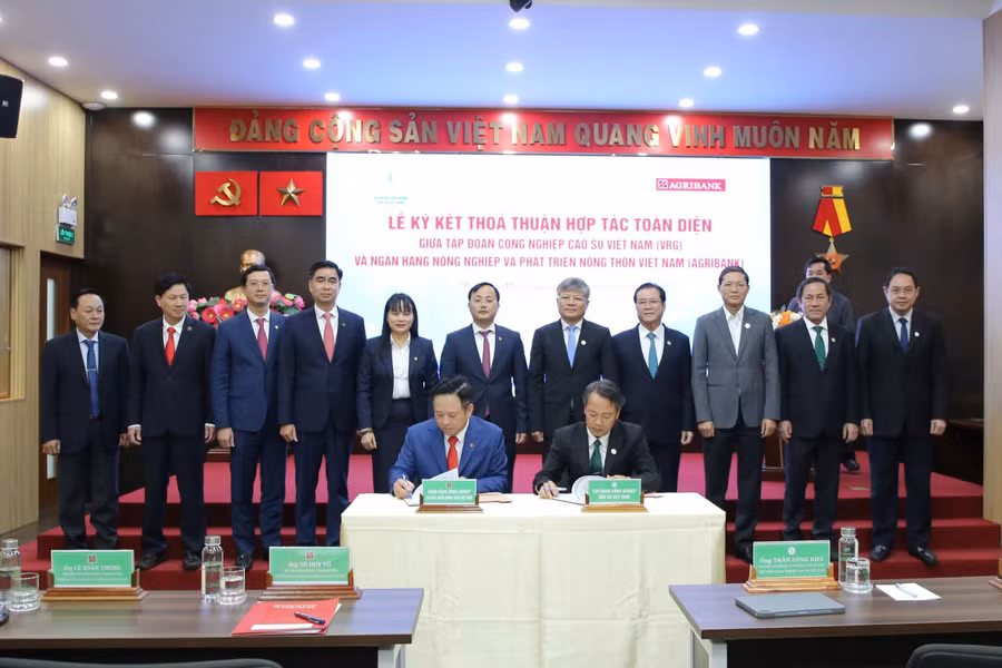 Ông Hoàng Minh Ngọc - Phó Tổng Giám đốc Agribank và ông Phạm Văn Hỏi Em - Phó Tổng Giám đốc VRG ký kết Thỏa thuận hợp tác toàn diện
