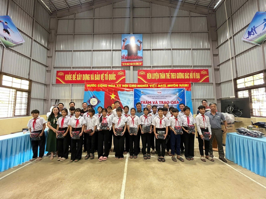 Công đoàn VDB - VCN Đà Nẵng thăm và tặng quà học sinh xã Trà Vân, TP Đà Nẵng