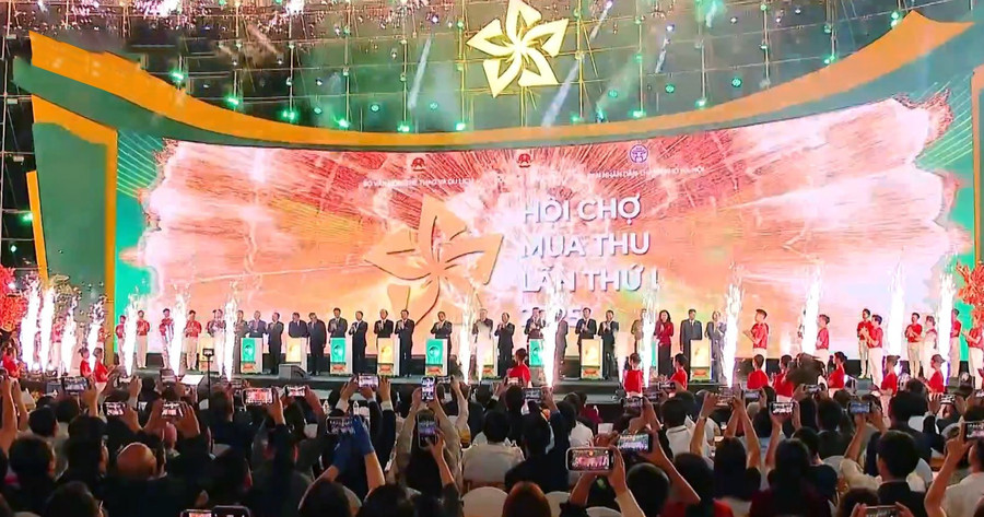 Lãnh đạo Đảng, Nhà nước và các vị đại biểu thực hiện nghi thức khai mạc Hội chợ. nxb-gdvn-2810-1.jpg