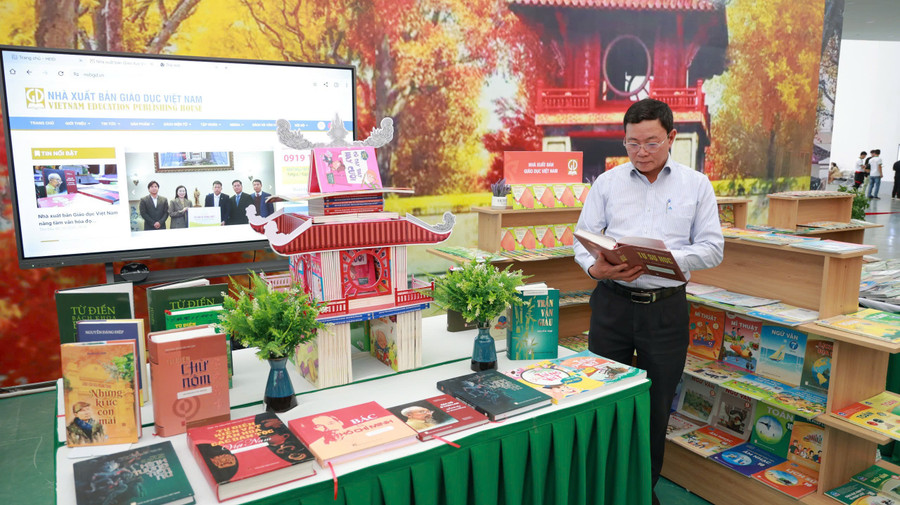 Ông Ngô Văn Hoan, Phó Tổng Giám đốc NXBGDVN tại gian hàng. nxb-gdvn-2810-4.jpg