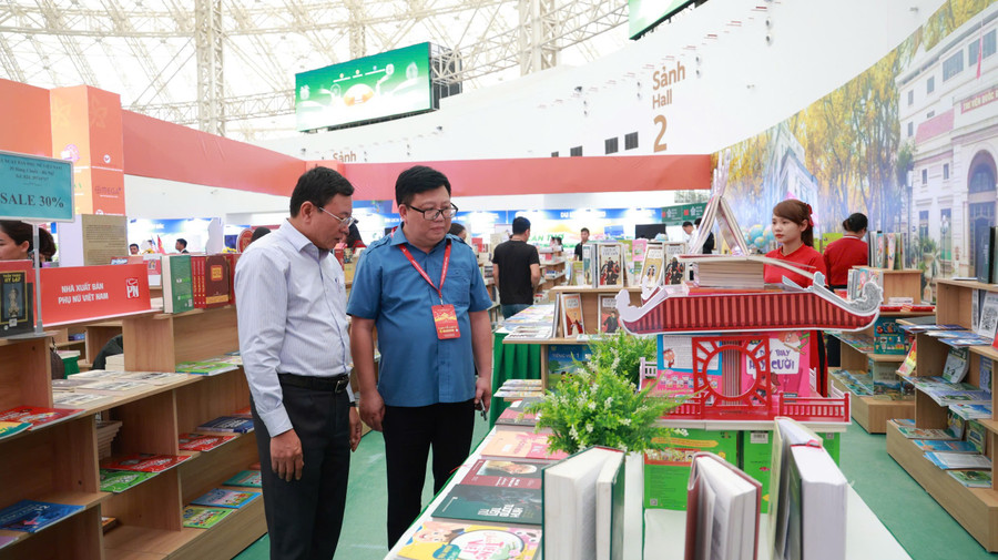 Ông Nguyễn Ngọc Bảo, Phó Cục trưởng Cục Xuất bản, In và Phát hành (bên phải) cùng ông Ngô Văn Hoan, Phó Tổng Giám đốc NXBGDVN tham quan và kiểm tra gian hàng. nxb-gdvn-2810-2.jpg