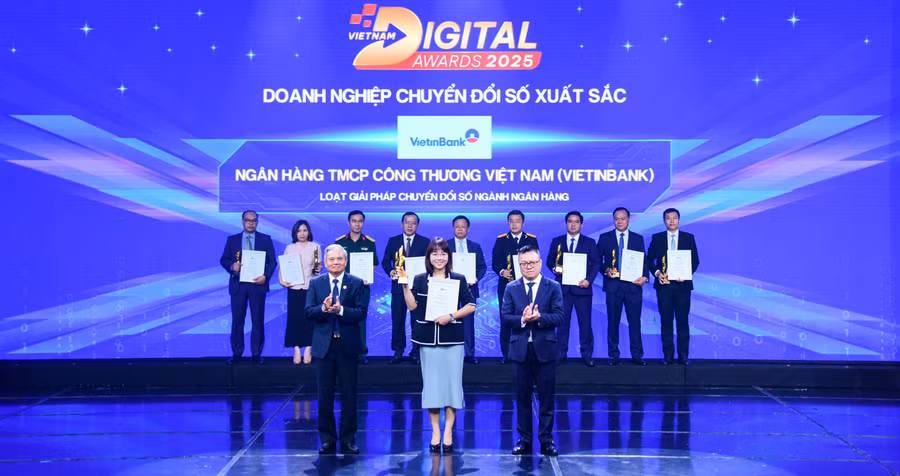 Bà Phùng Thu Hà – Trưởng Ban Chuyển đổi số VietinBank đại diện nhận giải thưởng Doanh nghiệp Chuyển đổi số xuất sắc 2025