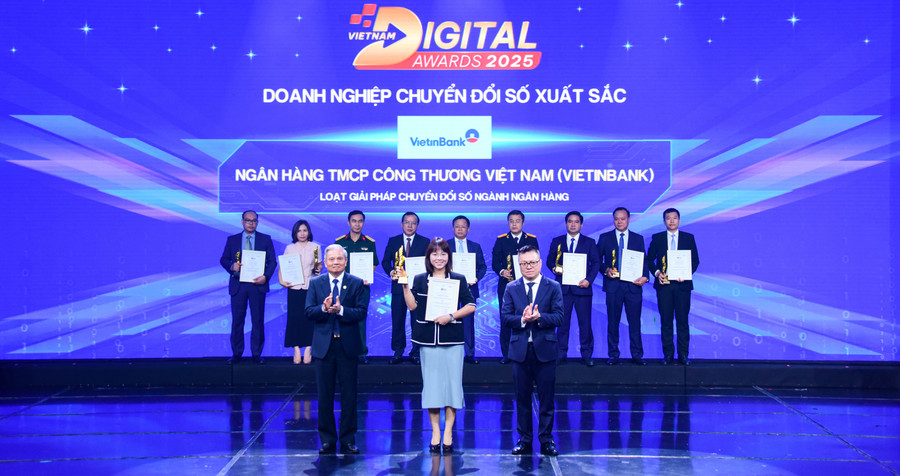 Bà Phùng Thu Hà – Trưởng Ban Chuyển đổi số VietinBank đại diện nhận giải thưởng Doanh nghiệp Chuyển đổi số xuất sắc 2025