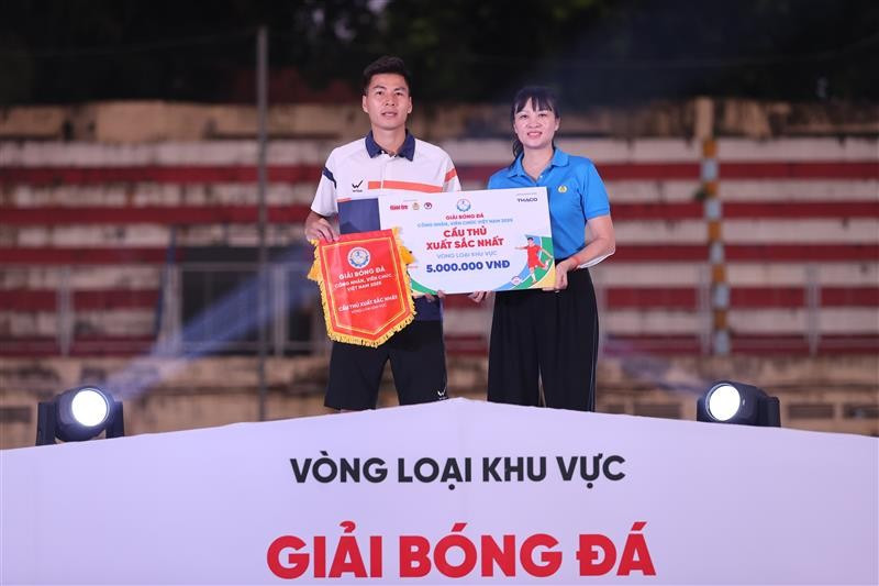 Cầu thủ Nguyễn Anh Sơn giành danh hiệu Cầu thủ xuất sắc nhất vòng loại phía Bắc anh-2.png