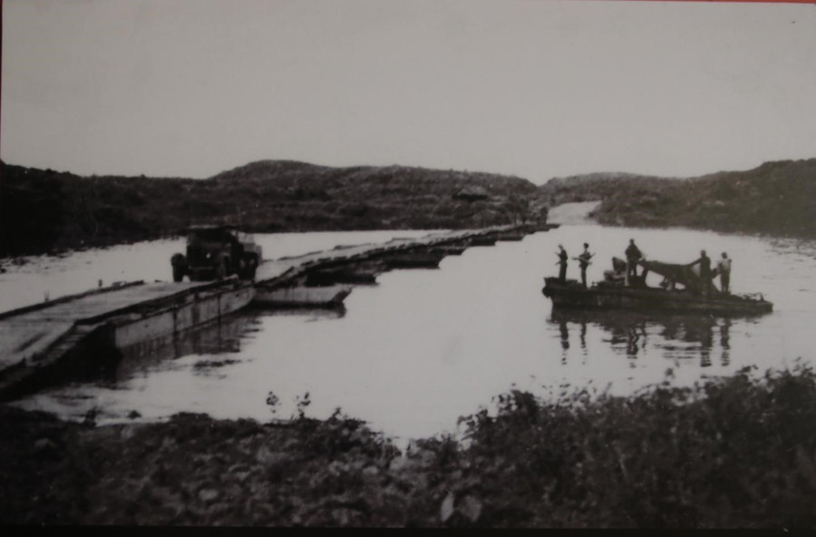 Cầu phao Long Đại, ảnh chụp năm 1972. (Ảnh tư liệu) tt-269.jpg