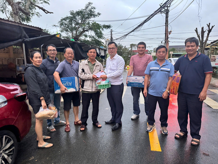 VDB Gia Lai thăm hỏi, hỗ trợ NLĐ và cán bộ hưu trí bị ảnh hưởng bởi bão số 13