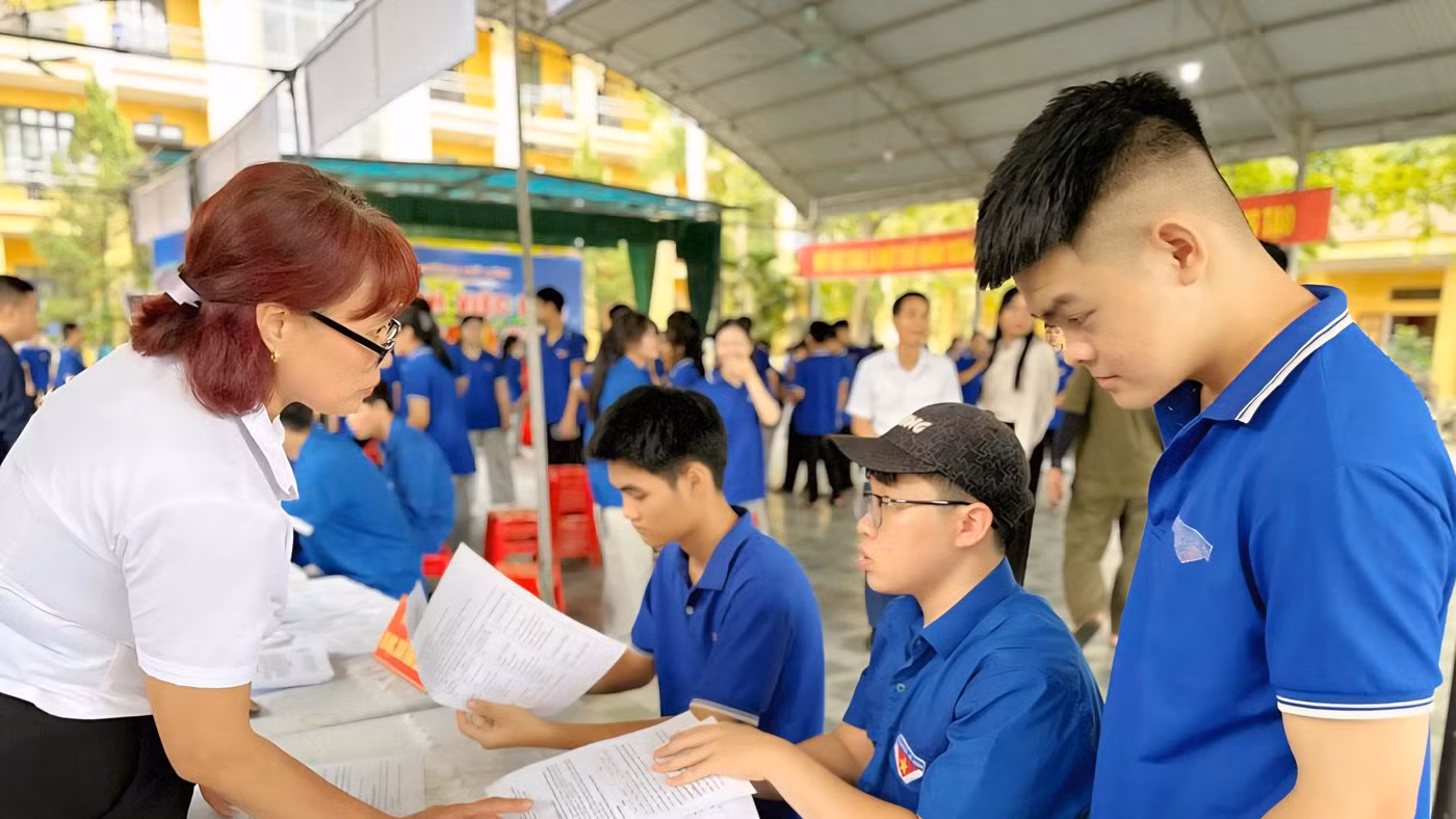 Học sinh, sinh viên, người lao động tham gia các buổi giới thiệu việc làm.