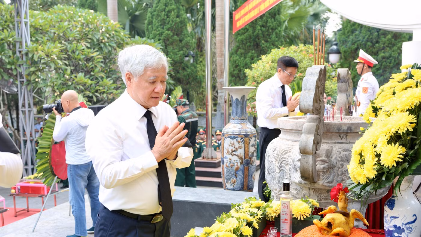 Phó Chủ tịch Thường trực Quốc hội Đỗ Văn Chiến thắp hương trước vong linh các Anh hùng liệt sĩ.