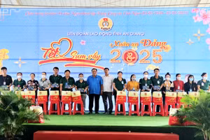LĐLĐ An Giang trao gần 1.000 phần quà Tết cho đoàn viên và người lao động có hoàn cảnh khó khăn.
