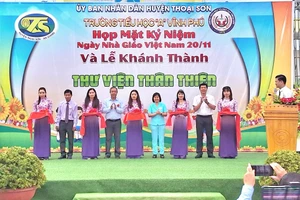 Lễ khánh thành thư viện thân thiện tại Trường Tiểu học A Vĩnh Phú (huyện Thoại Sơn, An Giang). 