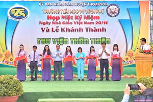 Lễ khánh thành thư viện thân thiện tại Trường Tiểu học A Vĩnh Phú (huyện Thoại Sơn, An Giang). 