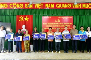 An Giang bàn giao 10 căn nhà Đại đoàn kết cho gia đình chính sách.