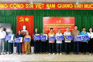 An Giang bàn giao 10 căn nhà Đại đoàn kết cho gia đình chính sách.