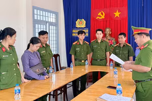 Cơ quan Cảnh sát Điều tra Công an An Giang thi hành các quyết định và lệnh bắt tạm giam Nguyễn Thị Kim Phương. (Ảnh: Tiến Tầm).