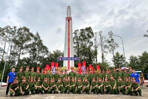 Đoàn Trường Đại học Cảnh sát Nhân dân viếng Nghĩa trang liệt sỹ TX Tân Châu (An Giang).