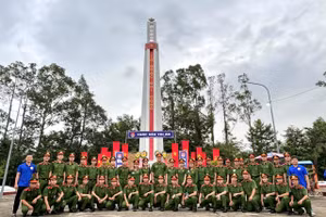 Đoàn Trường Đại học Cảnh sát Nhân dân viếng Nghĩa trang liệt sỹ TX Tân Châu (An Giang).