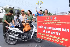 Công an tỉnh An Giang hỗ trợ người dân về quê ăn Tết.